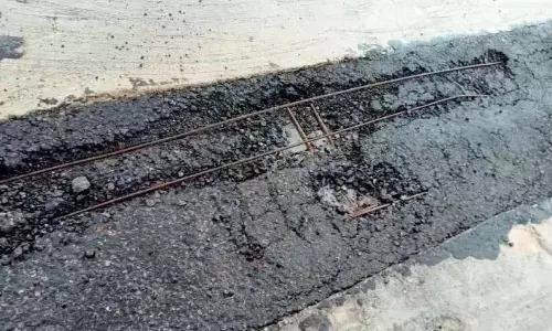 राष्ट्रीय राजमार्ग; एक महीने के भीतर ओवरपास की तारकोल जल गई, तार खुले राष्ट्रीय राजमार्ग; एक महीने के भीतर ओवरपास की तारकोल जल गई, तार खुले