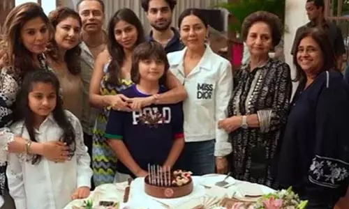 स्टाररी बर्थडे बैश: AbRam ने सुहाना और गौरी खान के साथ एनएमसीसी आर्ट्स कैफे में मनाया 12वां जन्मदिन स्टाररी बर्थडे बैश: AbRam ने सुहाना और गौरी खान के साथ एनएमसीसी आर्ट्स कैफे में मनाया 12वां जन्मदिन