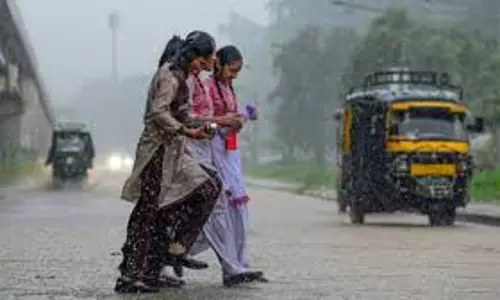 Lucknow: बारिश के बाद मौसम में बदलाव, उमस ने लोगों को किया बेहाल Lucknow: बारिश के बाद मौसम में बदलाव, उमस ने लोगों को किया बेहाल