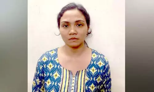 Kerala : नशे में धुत युवती गिरफ्तार Kerala : नशे में धुत युवती गिरफ्तार