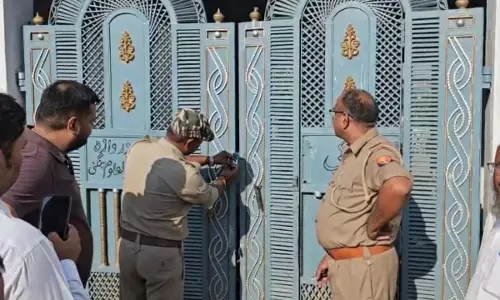 Shravasti: कोर्ट की फटकार के बाद श्रावस्ती में अनवारुल उलूम पहला मदरसा खुला Shravasti: कोर्ट की फटकार के बाद श्रावस्ती में अनवारुल उलूम पहला मदरसा खुला