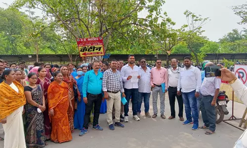 कॉल मी सर्विस का ठेका निरस्त कराने स्वास्थ्य कर्मचारी संघ ने किया प्रदर्शन कॉल मी सर्विस का ठेका निरस्त कराने स्वास्थ्य कर्मचारी संघ ने किया प्रदर्शन