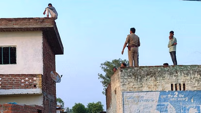 Bareilly:छत से कूदकर जान देने जा रहे युवक को पुलिस ने बचाया Bareilly:छत से कूदकर जान देने जा रहे युवक को पुलिस ने बचाया