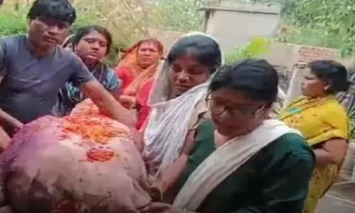 बेटों से अलग रहती थी महिला, निधन होने पर बेटियों ने किया अंतिम संस्कार
