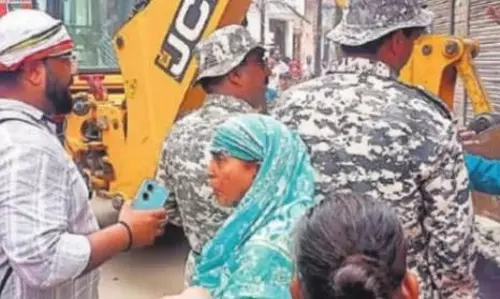 Bareilly: अतिक्रमण हटाने गई टीम पर पथराव, मकान में दरारें आने से भड़के लोग Bareilly: अतिक्रमण हटाने गई टीम पर पथराव, मकान में दरारें आने से भड़के लोग