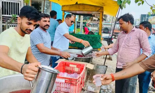 Bareilly: भीषण गर्मी में समाजसेवियों ने वितरण किया शरबत Bareilly: भीषण गर्मी में समाजसेवियों ने वितरण किया शरबत