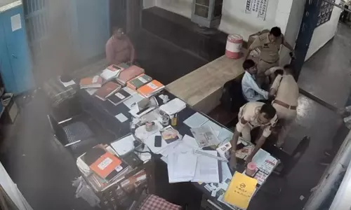 मौदहापारा थाने में सुसाइड की कोशिश Video, कुशालपुर के व्यक्ति ने खुद का गला रेता मौदहापारा थाने में सुसाइड की कोशिश Video, कुशालपुर के व्यक्ति ने खुद का गला रेता