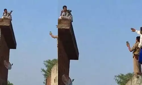 U.P: सुंदर पत्नी को लेकर ताना मारने पर यूपी का शख्स छत पर चढ़ गया, शोले की याद दिलाता नाटकीय दृश्य