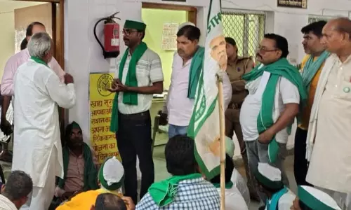 Farrukhabad: भाकियू के दबाव में चकबंदी को निकली टीम लौटी वापस Farrukhabad: भाकियू के दबाव में चकबंदी को निकली टीम लौटी वापस