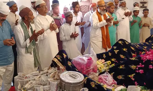 Farrukhabad: अकीदतमंदों की दुआओं के बीच 265वें उर्स की तैयारियों का आगाज़