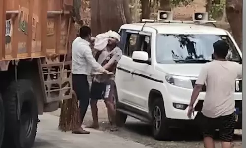 Mandla: अवैध वसूली के विरोध में ट्रक चालकों का हंगामा, पांडूतला में मारपीट Mandla: अवैध वसूली के विरोध में ट्रक चालकों का हंगामा, पांडूतला में मारपीट