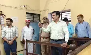 Ballia: बिना सूचना पहुंचे बलिया DM, बैरिया तहसील में कई अनियमितताएं उजागर