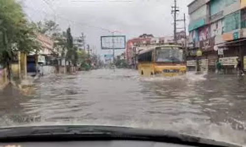 Assam: लगातार बारिश ने गुवाहाटी में तबाही मचाई, शहर में जनजीवन अस्त-व्यस्त Assam: लगातार बारिश ने गुवाहाटी में तबाही मचाई, शहर में जनजीवन अस्त-व्यस्त