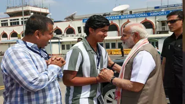 क्रिकेट की दुनिया में चमका 14 साल का सूर्यवंशी, PM Modi के पैर छूकर किया प्रणाम क्रिकेट की दुनिया में चमका 14 साल का सूर्यवंशी, PM Modi के पैर छूकर किया प्रणाम