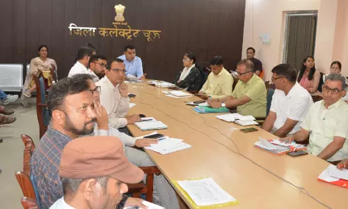 Churu: जिला कलेक्टर अभिषेक सुराणा ने समीक्षा बैठक में जिले के अधिकारियों को दिए निर्देश