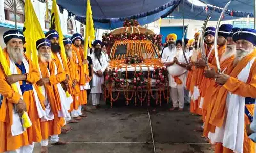 Guru Arjan Dev अर्जुन देव के शहीदी दिवस का प्रतीक है