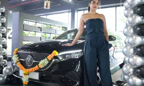 Kritika Kamra ने अपने कार कलेक्शन में 79.50 लाख रुपये की लग्जरी मर्सिडीज-बेंज ई-क्लास शामिल की Kritika Kamra ने अपने कार कलेक्शन में 79.50 लाख रुपये की लग्जरी मर्सिडीज-बेंज ई-क्लास शामिल की