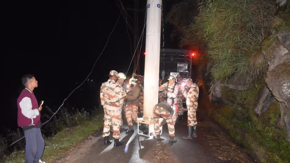 Sikkim : पर्यटक वाहन तीस्ता नदी में 1,000 फीट नीचे गिरने से एक की मौत Sikkim : पर्यटक वाहन तीस्ता नदी में 1,000 फीट नीचे गिरने से एक की मौत