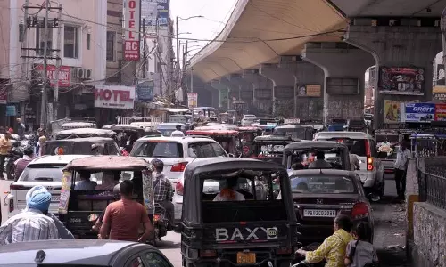 Amritsar बस स्टैंड के बाहर बार-बार लगने वाले ट्रैफिक जाम से यात्रियों की परेशानी बढ़ी Amritsar बस स्टैंड के बाहर बार-बार लगने वाले ट्रैफिक जाम से यात्रियों की परेशानी बढ़ी