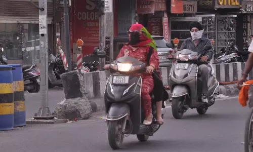Amritsar पुलिस ने चेहरा ढककर दोपहिया वाहन चलाने वालों का चालान काटने का फैसला किया Amritsar पुलिस ने चेहरा ढककर दोपहिया वाहन चलाने वालों का चालान काटने का फैसला किया