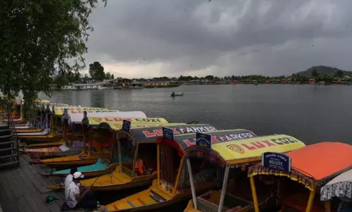 Kashmir में गरज के साथ बारिश-तूफान Kashmir में गरज के साथ बारिश-तूफान