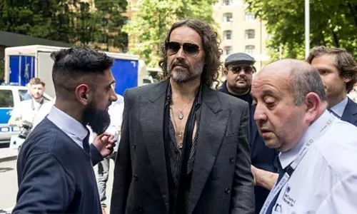 Russell Brand ब्रिटेन की अदालत में पेश हुए, बलात्कार और यौन उत्पीड़न के आरोपों में खुद को निर्दोष बताया
