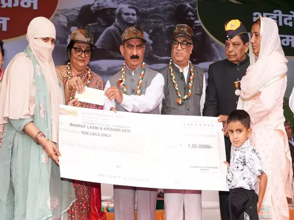 CM Sukhu ने जय हिंद सभा में सैनिकों और उनके परिवारों को सम्मानित किया CM Sukhu ने जय हिंद सभा में सैनिकों और उनके परिवारों को सम्मानित किया