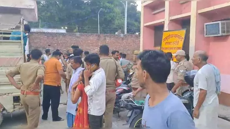 शादी से लौट रही कार खाई में गिरी, पांच लोगों की मौत, VIDEO शादी से लौट रही कार खाई में गिरी, पांच लोगों की मौत, VIDEO