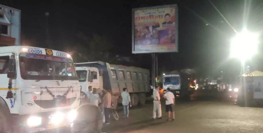 गोबरा नवापारा में आधी रात चक्काजाम, रेत लोड हाईवा को ग्रामीणों ने रोका गोबरा नवापारा में आधी रात चक्काजाम, रेत लोड हाईवा को ग्रामीणों ने रोका