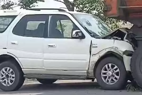 टाटा सफारी हादसे का शिकार, पिता-पुत्र की हालत नाजुक टाटा सफारी हादसे का शिकार, पिता-पुत्र की हालत नाजुक