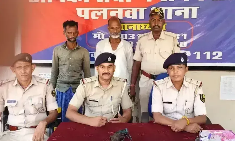East Champaran: पुलिस ने देशी कट्टा और तीन जिंदा कारतूस के साथ दो आरोपिताें को दबोचा East Champaran: पुलिस ने देशी कट्टा और तीन जिंदा कारतूस के साथ दो आरोपिताें को दबोचा