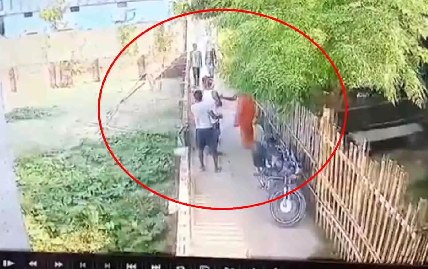 रिटायर्ड रेलकर्मी की मौत का LIVE वीडियो, देख सिहर गए लोग रिटायर्ड रेलकर्मी की मौत का LIVE वीडियो, देख सिहर गए लोग