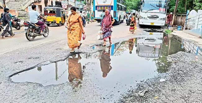 Odisha : शहर में कई जगहों पर सड़कें क्षतिग्रस्त हो गई Odisha : शहर में कई जगहों पर सड़कें क्षतिग्रस्त हो गई