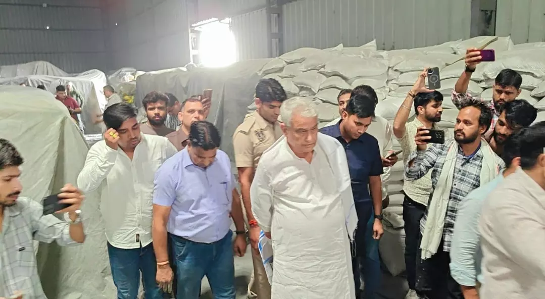 Jaipur: नकली खाद बनाने वाली फर्मों के खिलाफ डॉ. किरोड़ी लाल मीणा का एक्शन Jaipur: नकली खाद बनाने वाली फर्मों के खिलाफ डॉ. किरोड़ी लाल मीणा का एक्शन