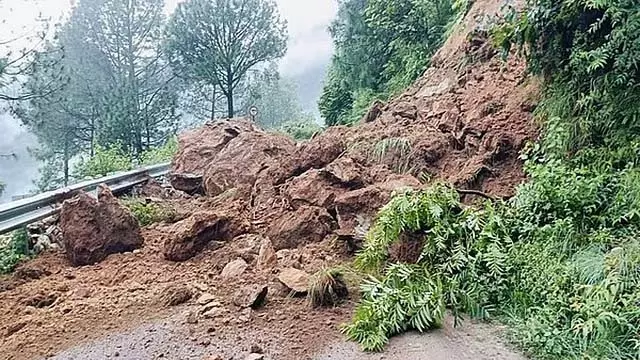 Uttarakhand : केदारनाथ राष्ट्रीय राजमार्ग पर भूस्खलन; एक की मौत, पांच घायल Uttarakhand : केदारनाथ राष्ट्रीय राजमार्ग पर भूस्खलन; एक की मौत, पांच घायल