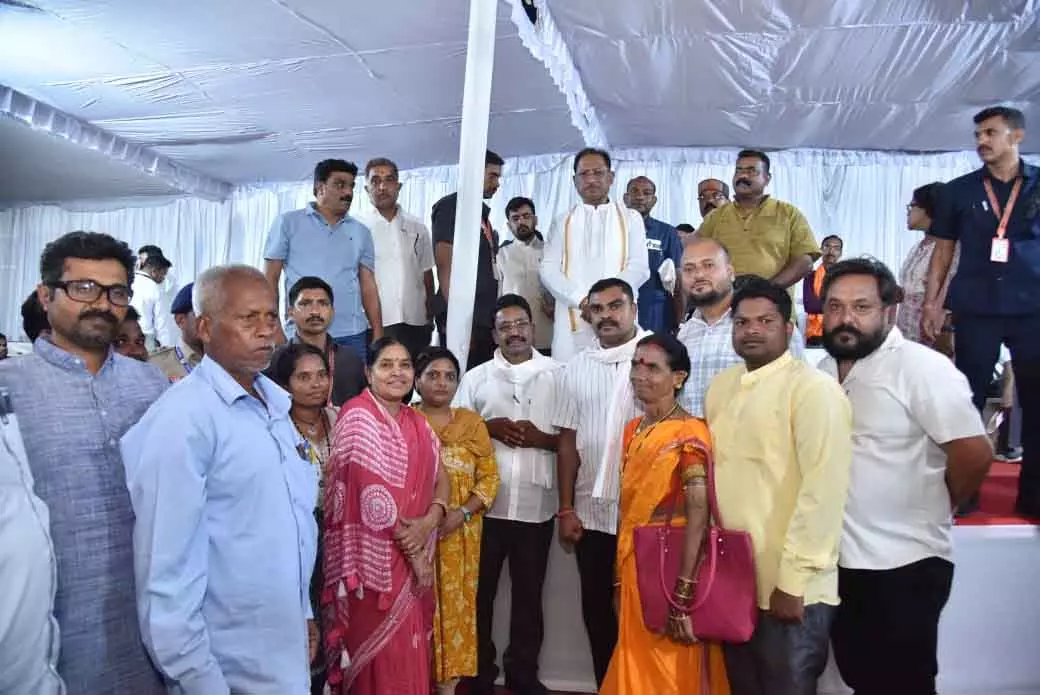CM साय ने कोंडागांव में सामाजिक संगठनों के प्रतिनिधिमंडल से की मुलाकात CM साय ने कोंडागांव में सामाजिक संगठनों के प्रतिनिधिमंडल से की मुलाकात
