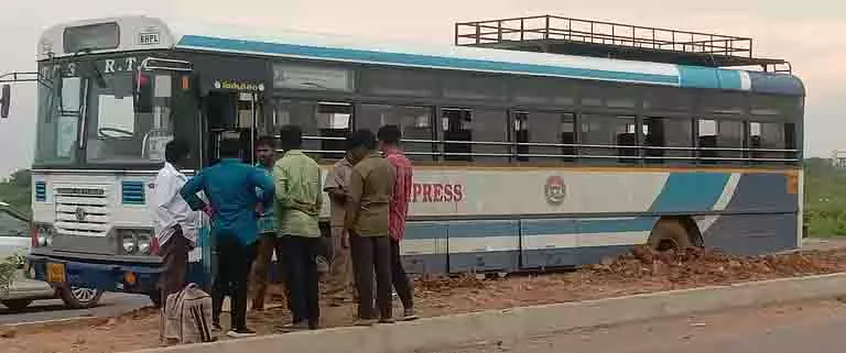 TGSRTC कर्मचारियों ने 19 लाख रुपये का खोया हुआ सामान लौटाया TGSRTC कर्मचारियों ने 19 लाख रुपये का खोया हुआ सामान लौटाया