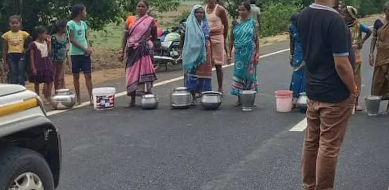 स्टील बर्तनों को नेशनल हाईवे में रखने की सूचना पर दौड़े SDM, जानिए क्या है माजरा स्टील बर्तनों को नेशनल हाईवे में रखने की सूचना पर दौड़े SDM, जानिए क्या है माजरा