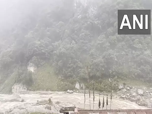 भारी बारिश के बीच तीस्ता नदी का जलस्तर बढ़ने पर IMD ने रेड अलर्ट जारी किया भारी बारिश के बीच तीस्ता नदी का जलस्तर बढ़ने पर IMD ने रेड अलर्ट जारी किया