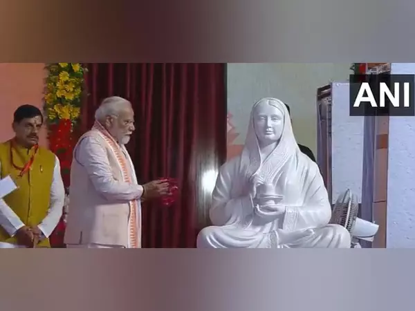 PM Modi ने भोपाल में अहिल्याबाई होल्कर को पुष्पांजलि अर्पित की PM Modi ने भोपाल में अहिल्याबाई होल्कर को पुष्पांजलि अर्पित की