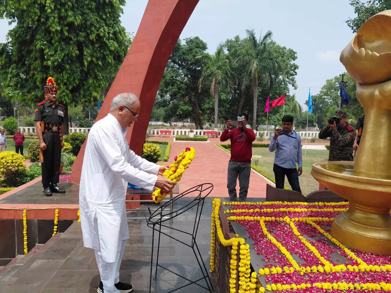 भूपेश बघेल ने जबलपुर शहीद स्मारक में श्रद्धांजलि अर्पित की भूपेश बघेल ने जबलपुर शहीद स्मारक में श्रद्धांजलि अर्पित की