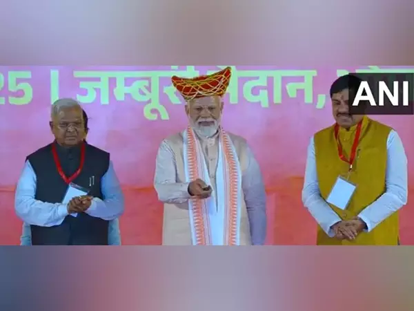 PM Modi ने इंदौर मेट्रो, सतना, दतिया में हवाई अड्डों का उद्घाटन किया PM Modi ने इंदौर मेट्रो, सतना, दतिया में हवाई अड्डों का उद्घाटन किया