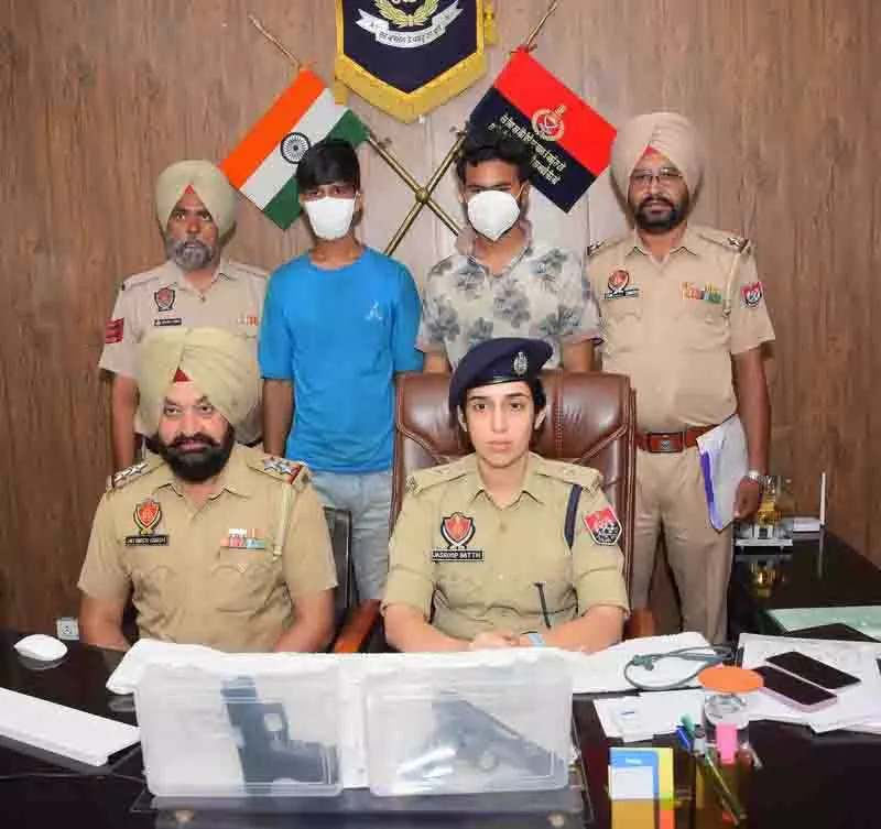 Amritsar: कृष्णा गिरोह के दो साथी पिस्तौल और तीन जिंदा कारतूस के साथ गिरफ्तार Amritsar: कृष्णा गिरोह के दो साथी पिस्तौल और तीन जिंदा कारतूस के साथ गिरफ्तार
