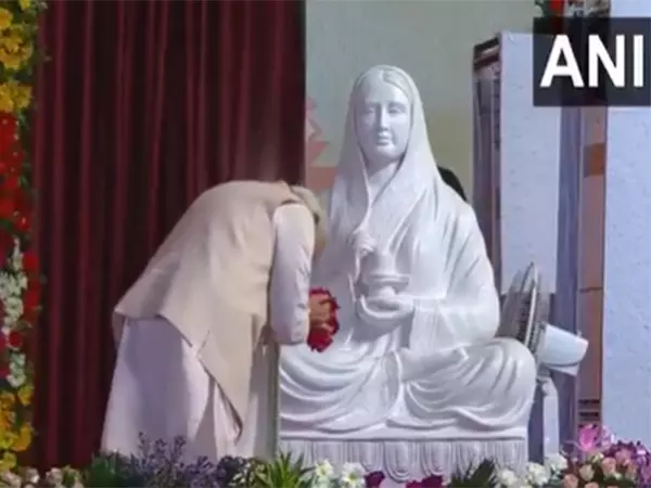 PM Modi ने भोपाल में महिला सशक्तिकरण महासम्मेलन कार्यक्रम के दौरान अहिल्याबाई होल्कर को पुष्पांजलि अर्पित की PM Modi ने भोपाल में महिला सशक्तिकरण महासम्मेलन कार्यक्रम के दौरान अहिल्याबाई होल्कर को पुष्पांजलि अर्पित की