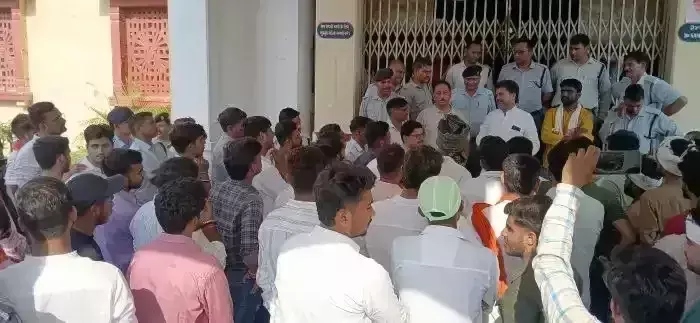 Varanasi: बीएचयू में अस्पताल सुरक्षा व्यवस्था को लेकर छात्र प्रदर्शन Varanasi: बीएचयू में अस्पताल सुरक्षा व्यवस्था को लेकर छात्र प्रदर्शन