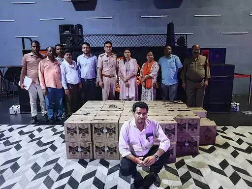 मॉल के फेमस बार में पुलिस की रेड, 62 पेटी शराब बरामद मॉल के फेमस बार में पुलिस की रेड, 62 पेटी शराब बरामद