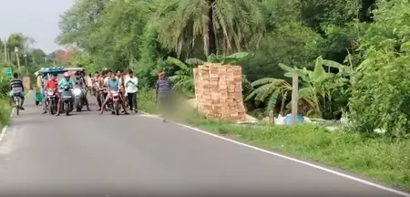 Bengal : व्यक्ति ने की साली की हत्या, कटा हुआ सिर को लेकर सड़क पर घूमता रहा Bengal : व्यक्ति ने की साली की हत्या, कटा हुआ सिर को लेकर सड़क पर घूमता रहा