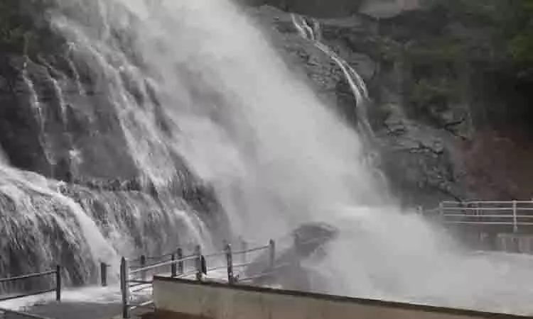 CHENNAI: कोर्टालम झरने पर स्नान प्रतिबंध का सातवां दिन, पर्यटक निराश CHENNAI: कोर्टालम झरने पर स्नान प्रतिबंध का सातवां दिन, पर्यटक निराश