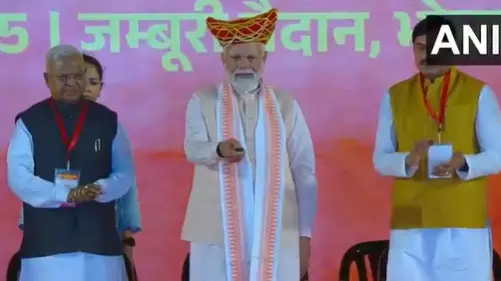 PM Modi ने अहिल्याबाई की 300वीं जयंती के उपलक्ष्य में ‘स्मारक सिक्का और डाक टिकट’ जारी किया PM Modi ने अहिल्याबाई की 300वीं जयंती के उपलक्ष्य में ‘स्मारक सिक्का और डाक टिकट’ जारी किया