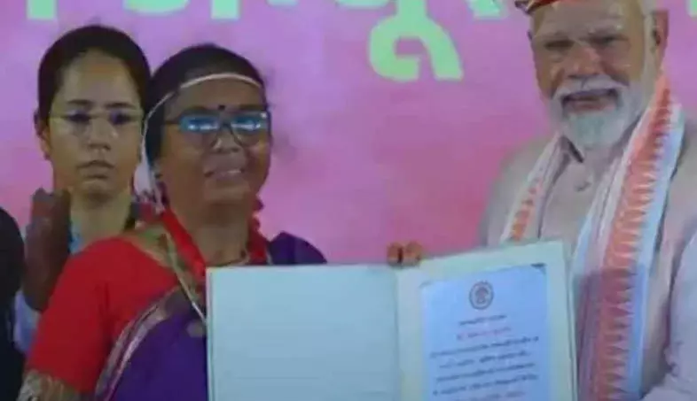 छग की महिला कलाकार PM मोदी के हाथों सम्मानित हुई छग की महिला कलाकार PM मोदी के हाथों सम्मानित हुई